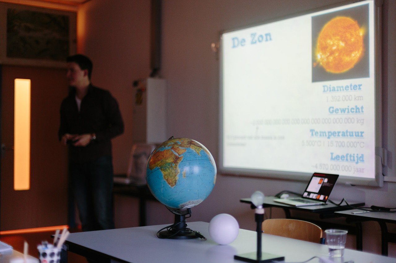 An example of a course in which various astronomical properties are explained.